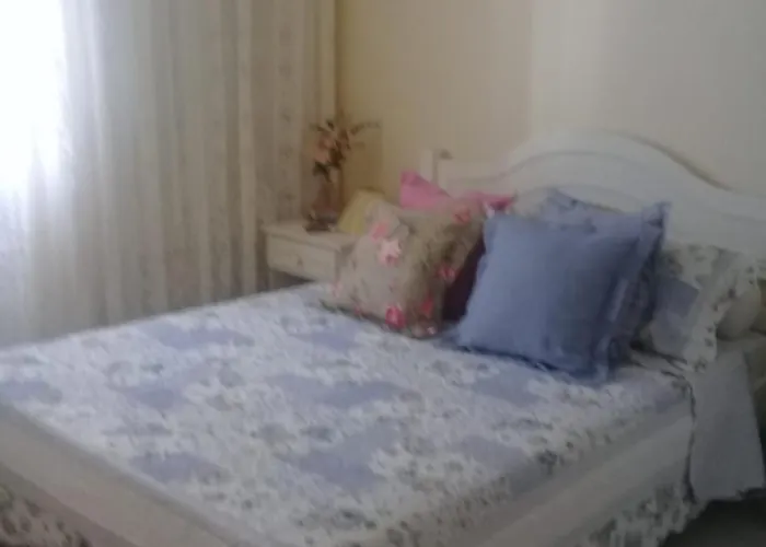 Encantador A 2 Quadras Da Enseada, Com Varanda E Garagem