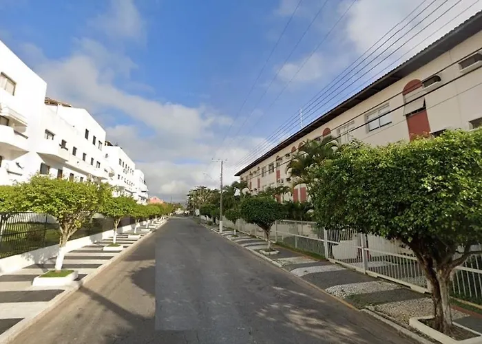 Encantador A 2 Quadras Da Enseada, Com Varanda E Garagem