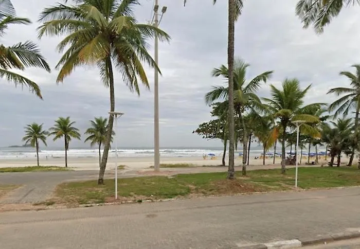 Encantador A 2 Quadras Da Enseada, Com Varanda E Garagem